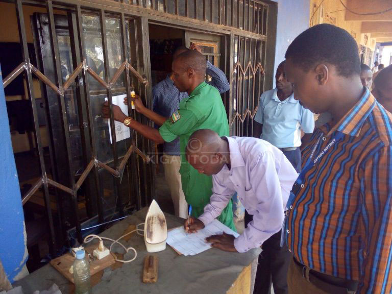 Abashinzwe uumutekano n'ubuyobozi bw'umurenge wa Kabarore bafunga imiryango y'inzu zitujuje ibisabwa 