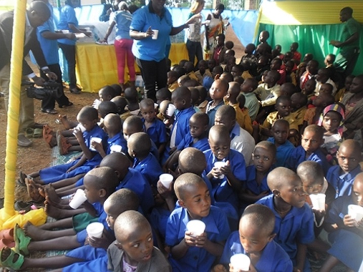 Guhabwa amata byagabanyije imirire mibi mu bana bato ariko inzira iracyari ndende.