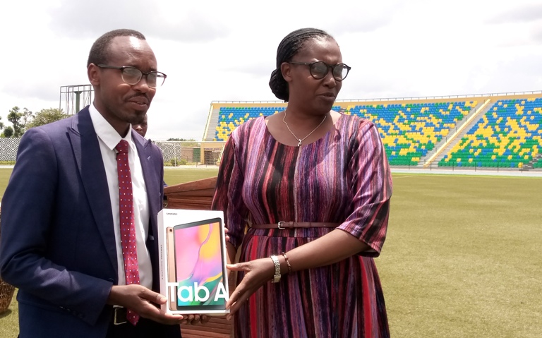 Visi Meya Annonciata kankesha ashyikiriza ibihembo Turabumukiza, umwe mu barimu b'indashyikirwa