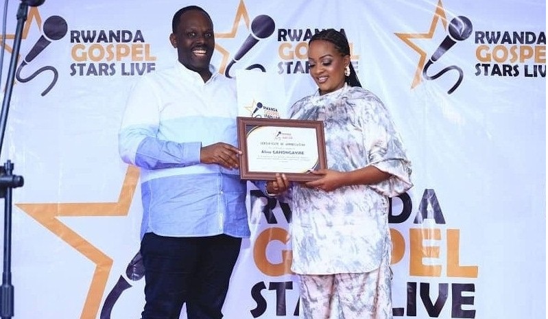 Aline Gahongayire ashyikirizwa igihembo cye