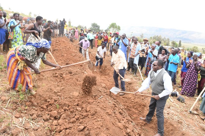 Bifatanyije n'abaturage gukora amaterasi yikora