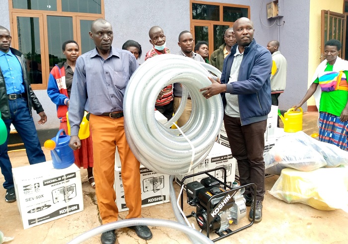 Abahinzi bishimiye ibikoresho byifashishwa mu kuhira bahawe 