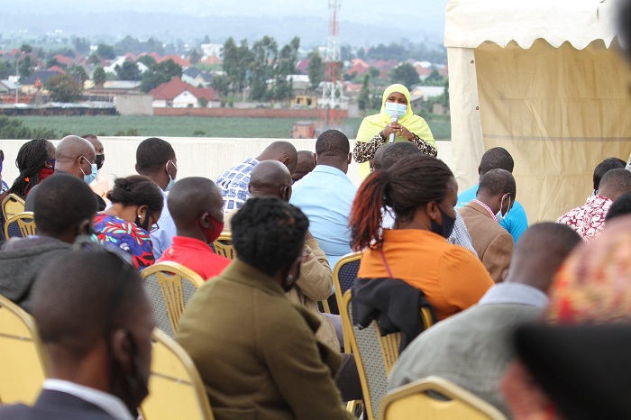 Abayobozi banyuranye bitabiriye ayo mahugurwa biyemeje guhindura imikorere baharanira iterambere ry'umuturage