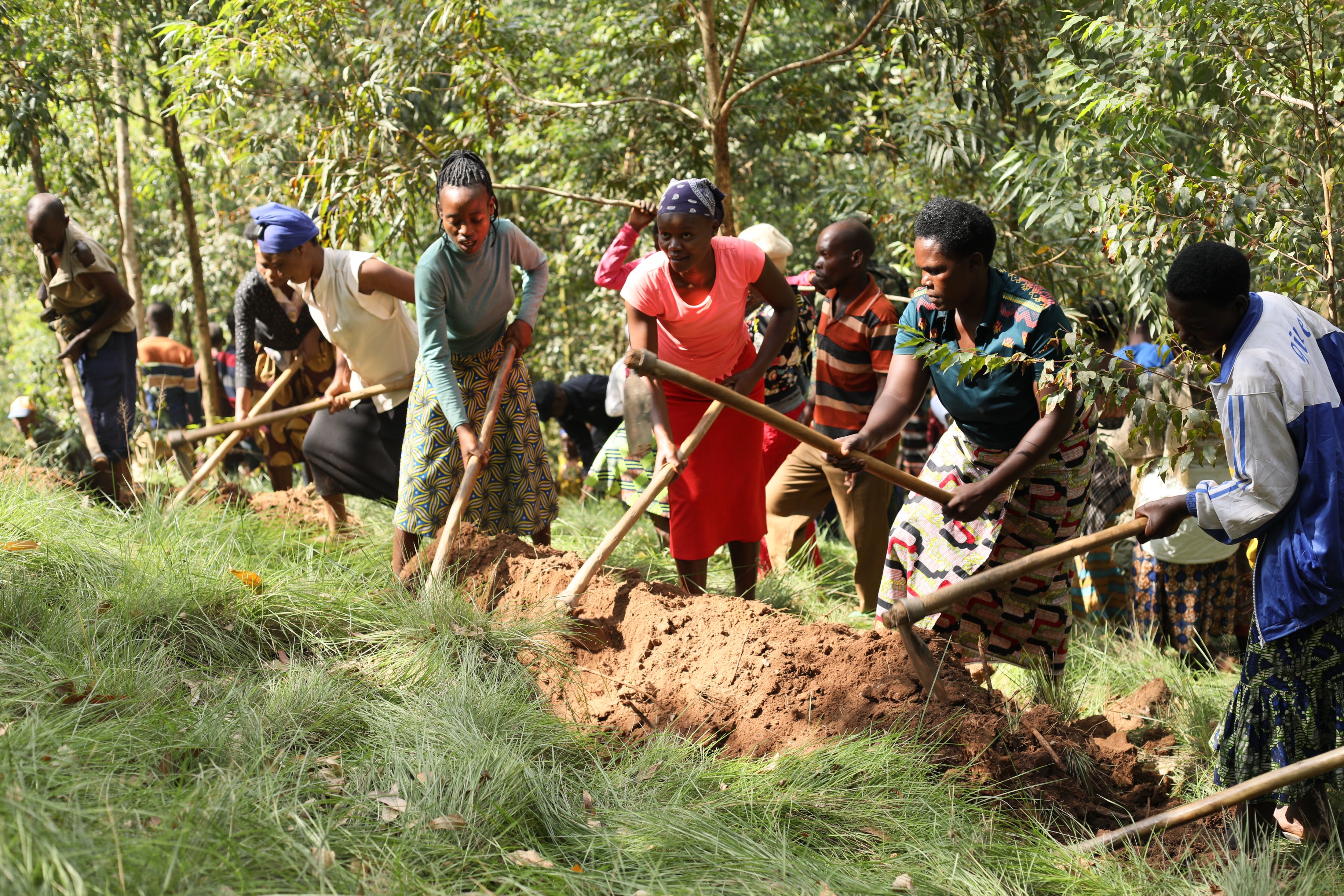 Guhuriza hamwe amaboko bitabira umuganda bikomeje gufasha abaturage kwishakamo ibisubizo