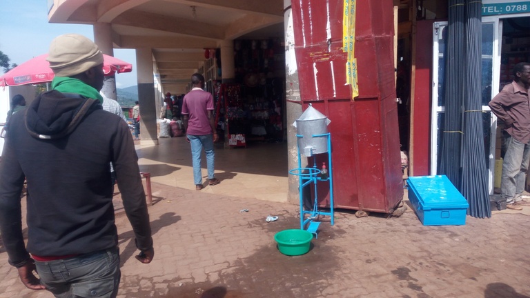 Ku marembo y'isoko rya Huye, hari abitambukira batabanje gukaraba