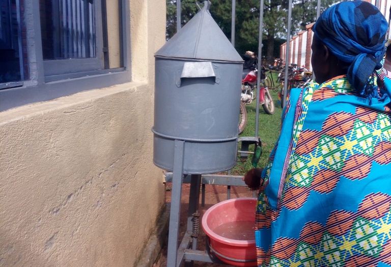 Uyu mukecuru ngo iyo agiye kwinjira ahari abantu benshi abanza gukaraba intoki kuko bamubwiye ko corona virus iterwa n'umwanda