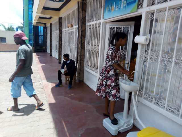 Gukaraba mbere yo kwinjira mu iduka byari itegeko