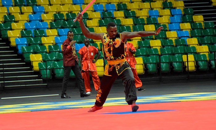 Havugimana Emmanuel usanzwe ari umutoza waTiger Wushu Kimisagara yakaraze inkota muri Arena ashimisha benshi