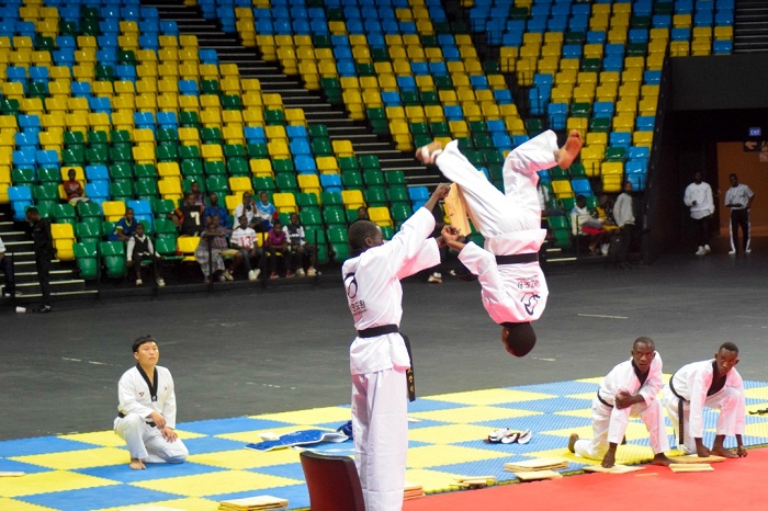 Ni uko muri taekwando bikaragaga bakamena imbaho bazisanze mu kirere