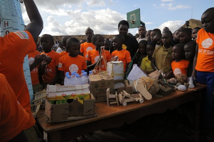 Abana bikoreye ibikinisho