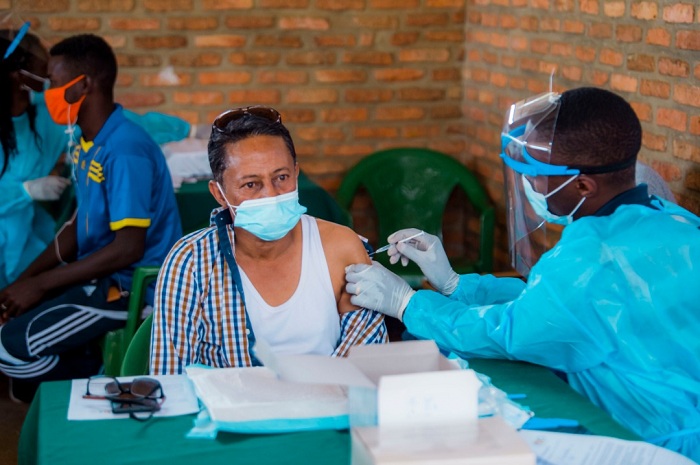 Impunzi ziri mu Rwanda zatangiye gukingirwa Covid-19