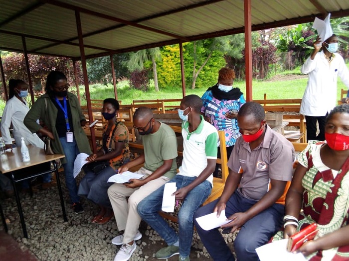 Abikingiza bari bagenewe aho kwicara buri wese ategereje ko agerwaho 