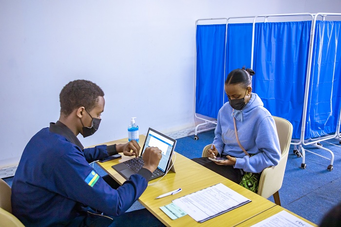 Nk'uko bisanzwe mbere yo gukingirwa babanzaga gutanga umwirondoro