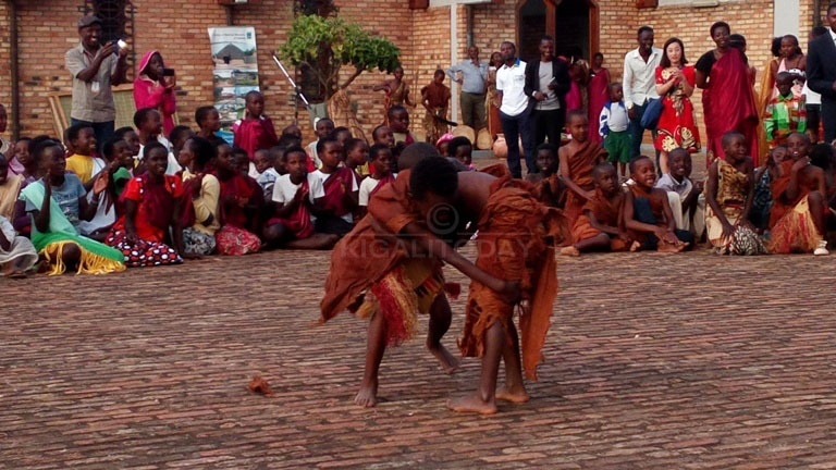 Abana bitabiriye gahunda y'ibiruhuko ku Ngoro y'umurage w'u Rwanda i Huye babigishije no gukirana 