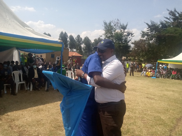 Umunyamabanga wa Leta muri MINAGRI, Dr Jean Chrysostome Ngabitsinze yashimiye Nteziyaremye amwemerera smart phone