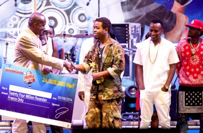 2013, Jay Polly ni we watwaye Guma Guma, ahembwa na Joseph Habineza wari Ministre w'Umuco na Siporo icyo gihe