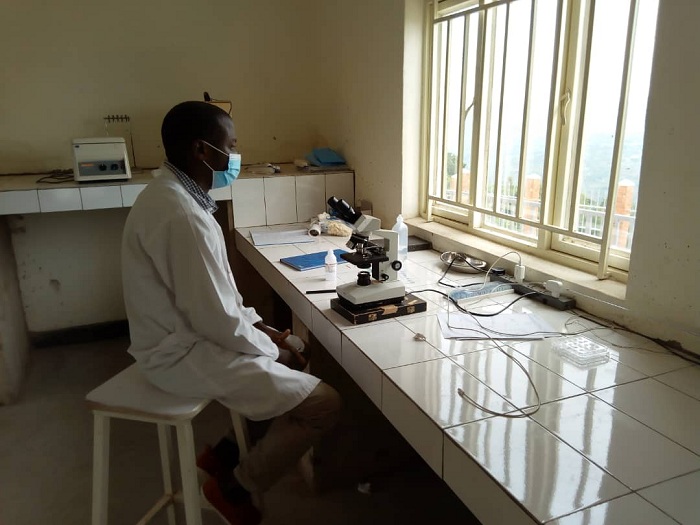 Ahapimirwa ibizamini na ho nta bikoresho bihagije bihari