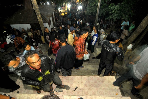 Imbaga y'abayoboke bava gutura imibavu n'indabyo ku mva ya Pangeran Samodro.