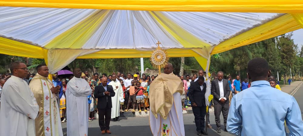 Padiri Maliyamungu mu gikorwa cyo gutambagiza Isakaramentu ritagatifu 