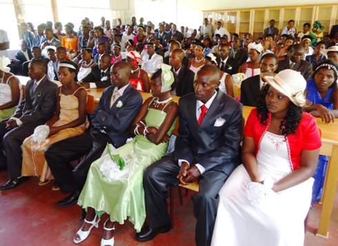 Ku miryango 16 yasezeranye, itanu muri yo yabanaga bitemewe n