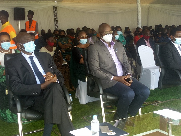 Umuhango wo gushyingura iyo mibiri wabaye hubahirizwa amabwiriza yo kwirinda Covid-19