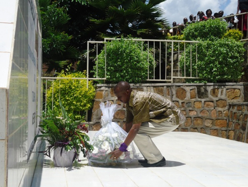 Umuyobozi wa Karongi, Kayumba Bernard ashyira indabo ku mva rusange