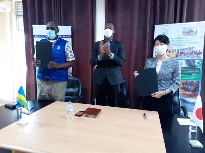 Amasezerano yasinyiwe imbere y'ubuyobozi bw'Akarere ka Nyaruguru