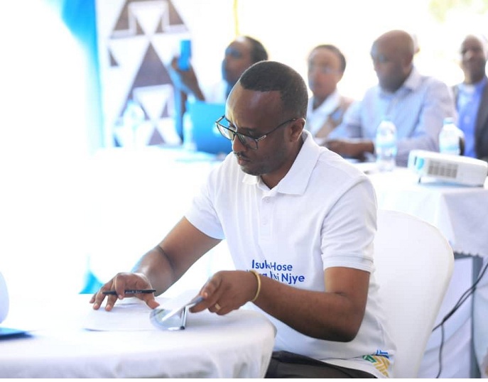 Meya Mutabazi Richard mu gikorwa cyo gusinya imihigo ijyanye n'isuku