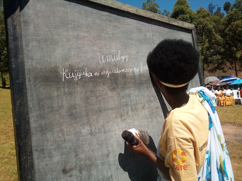 Umwe mu bize bakuze agaragaza ibyo amaze kumenya gusoma no kwandika