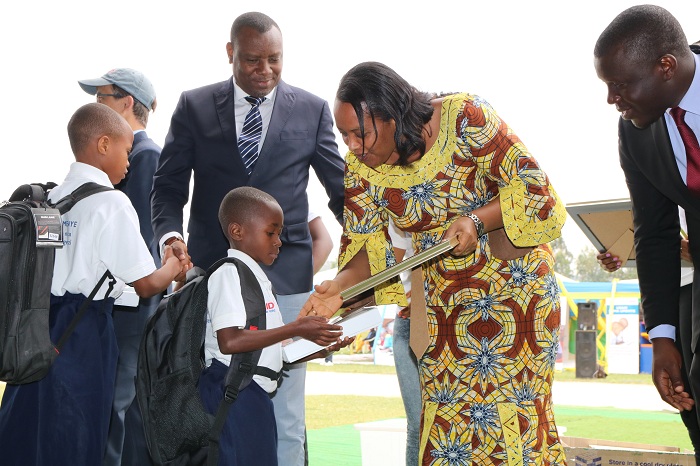 Minisitiri Nyirasafari ahemba umwe mu bana batsinze amarushanwa