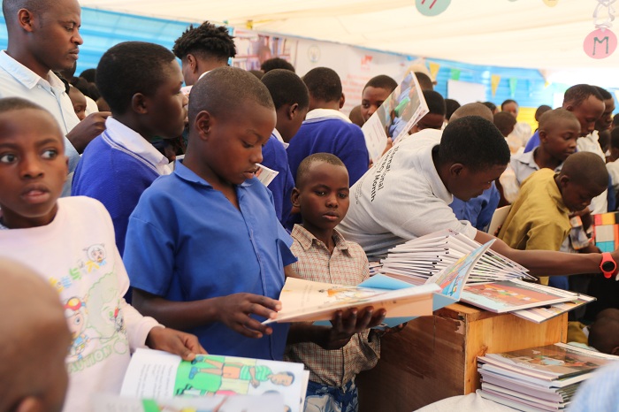 Abana bari bishimiye gusoma inkuru zanditswe na bagenzi babo