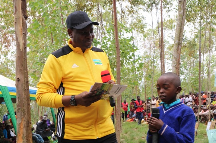 Minisitiri Munyakazi yishimye uburyo uyu mwana yasomye amuhemba ibitabo anamwemerera impuzankano (uniform) nshya