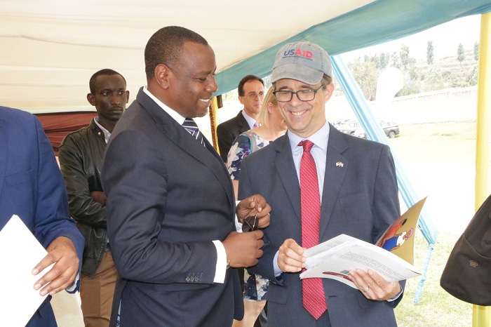 Minisitiri Munyankazi na Amb Peter Vrooman