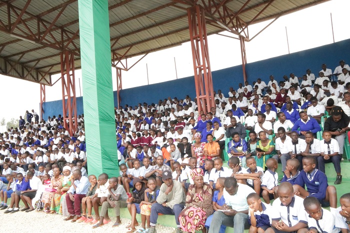 Abana bari bitabiriye uyu munsi mukuru wahariwe gusoma no kwandika