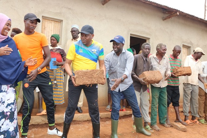 Minisitiri Munyakazi yifatanyije n'abaturage mu muganda wo kubakira abatishoboye