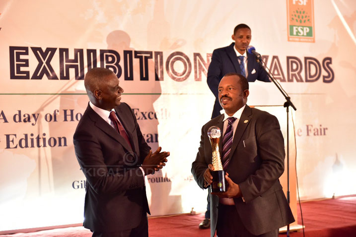 Sina Gerard umwe mu bitabiriye Expo inshuro 20 yahawe igihembo cy'ishimwe