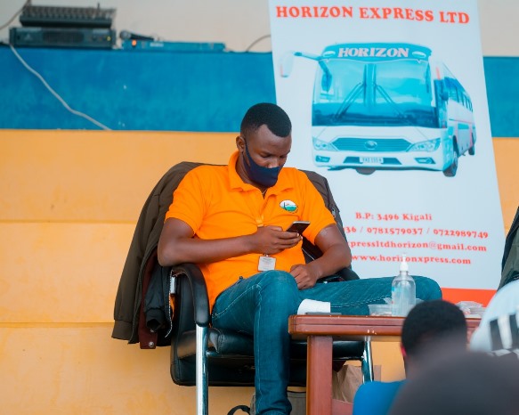 Kompanyi zitwara abagenzi zari zohereje abakozi kuri Sitade mu rwego rwo gufasha abanyeshuri kubona amatike