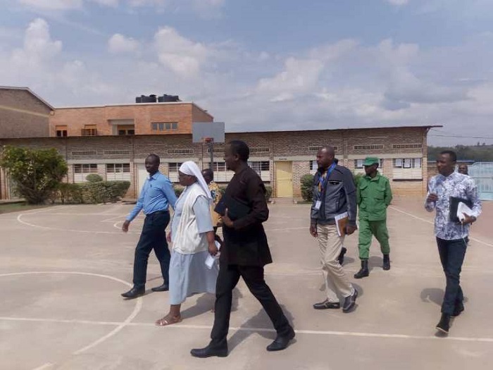 Itsinda ry'intumwa za minisiteri y'uburezi zabonye indege Musabyimana yakoze zirabishima