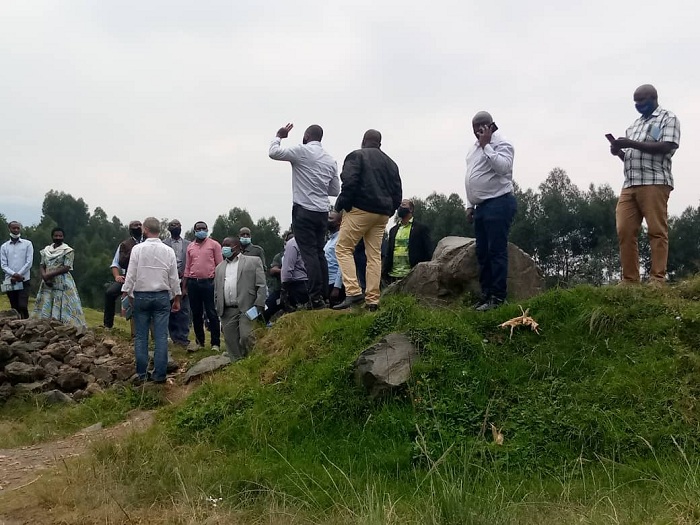 Itsinda rishinzwe gusuzuma iyo mishinga ryasuye uduce tunyuranye tugiye kubakwamo ibikorwa remezo