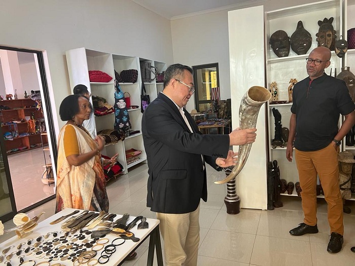 Amb. Liu Jianchao yitegereza imitako ikoze mu ihembe