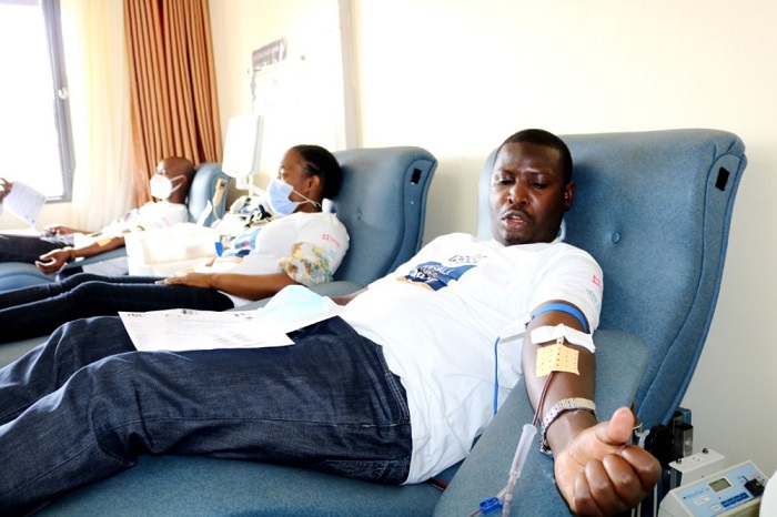 Abakozi mu turere tugize Umujyi wa Kigali na bo bitabiriye gutanga amaraso