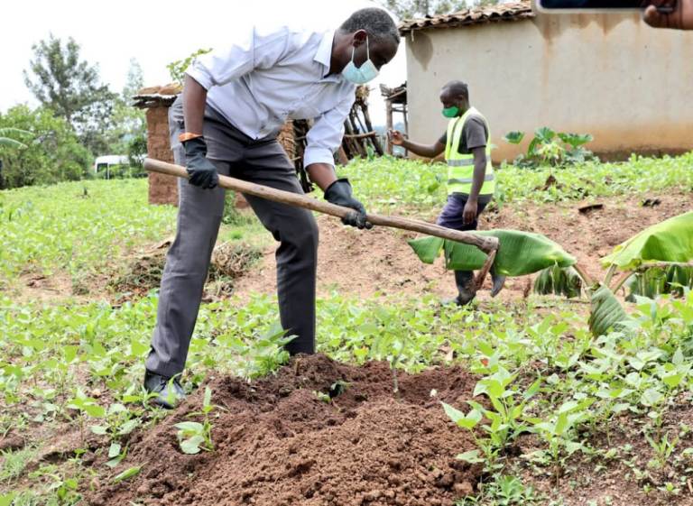 Bashishikarijwe no gutera ibiti kuko bitangira umuyaga usambura amazu