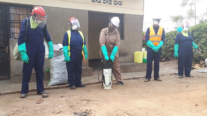 Umuyobozi w'akarere wungirije ushinzwe imibereho y'abaturage (hagati wambaye isarubeti ya kaki) atangiza igikorwa cyo gutera imiti yica imibu 