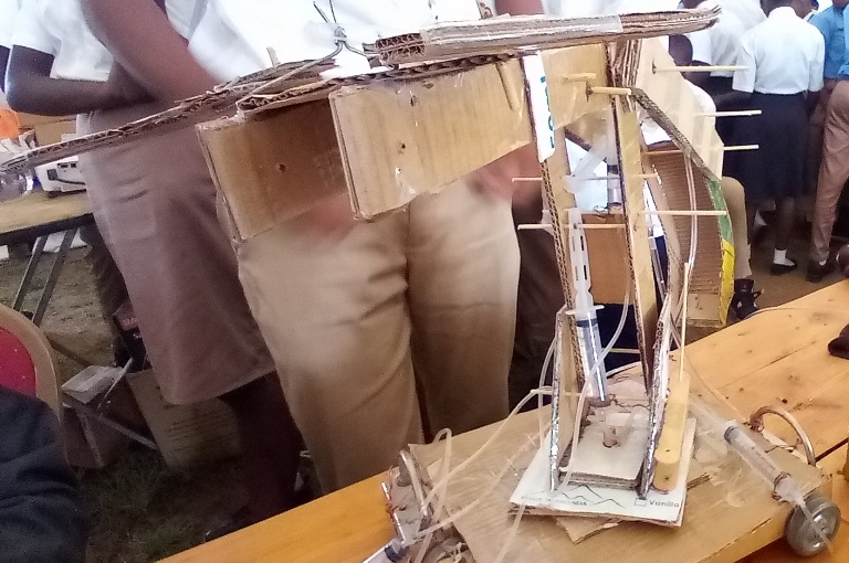 Imashini ya ruteruzi yakozwe n'abana biga mu ishuri rya siyansi rya Byimana