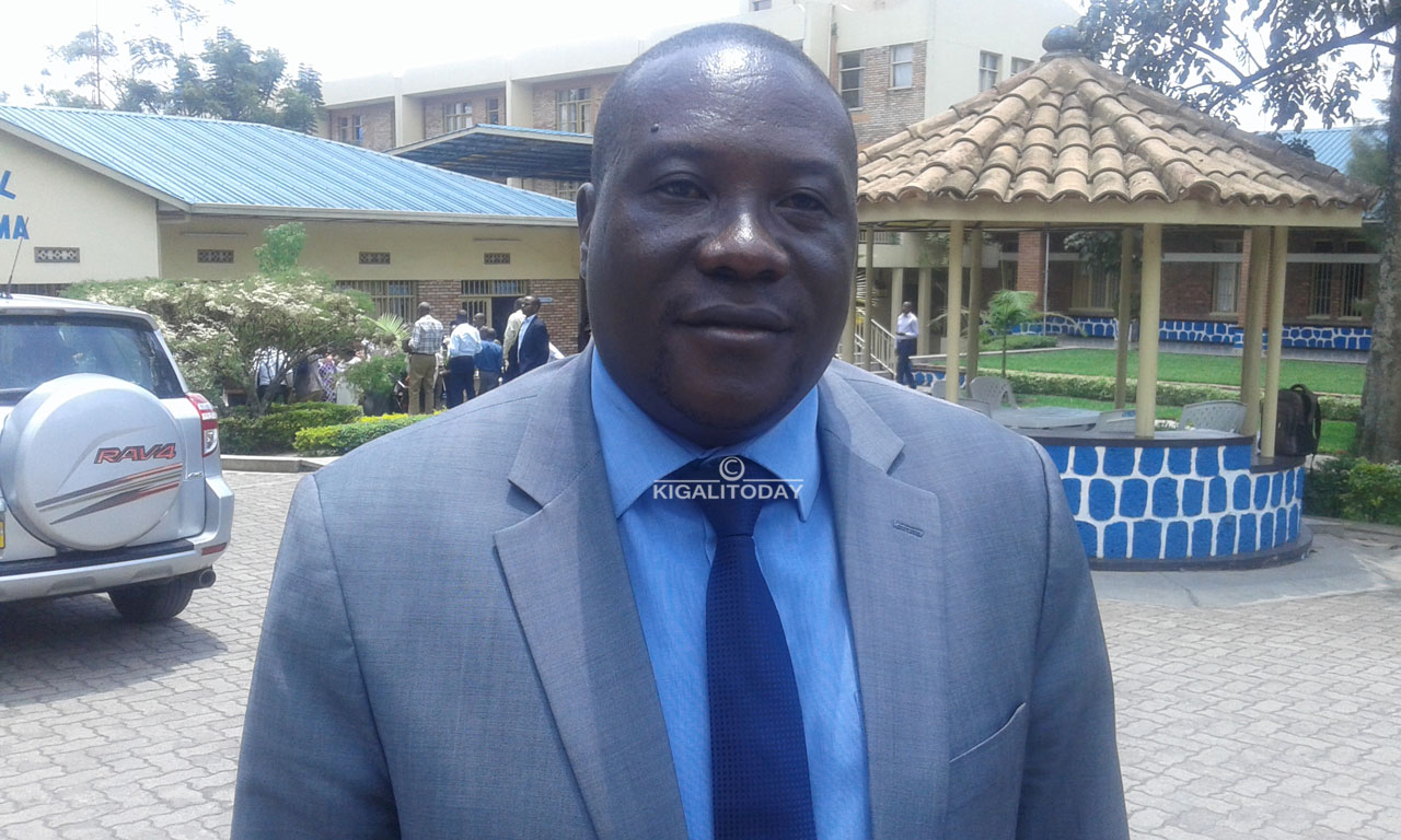 Guverineri Gatabazi asaba ko buri Munyarwanda wese kugana banki