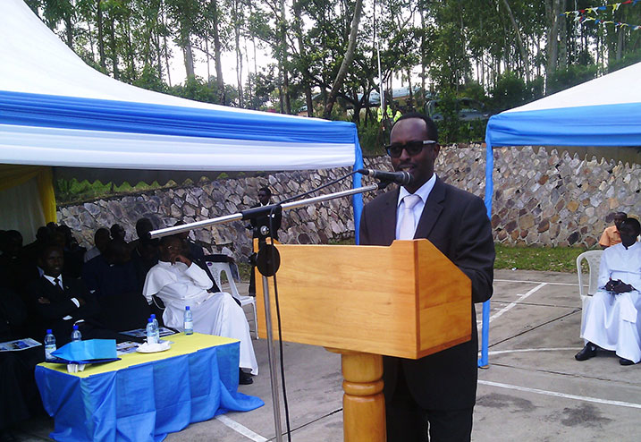 Guverineri Munyantwari asaba abize Filozofiya kudatatira n'izindi ndangagaciro Nyarwanda.