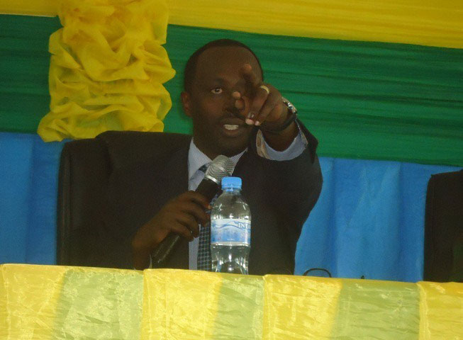 Guverineri w'intara y'Amajyepfo, Munyantwari Alphonse, avuga ko bidakwiriye umuyobozi w'u Rwanda gukora ibitemewe n'amategeko.