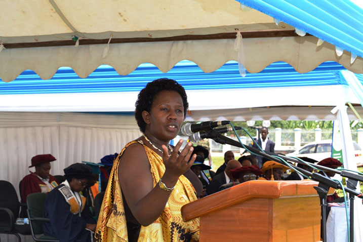 Guverineri Uwamaliya yasabye abarangije gukoresha ubumenyi bahawe mu gukemura ibibazo bihari.