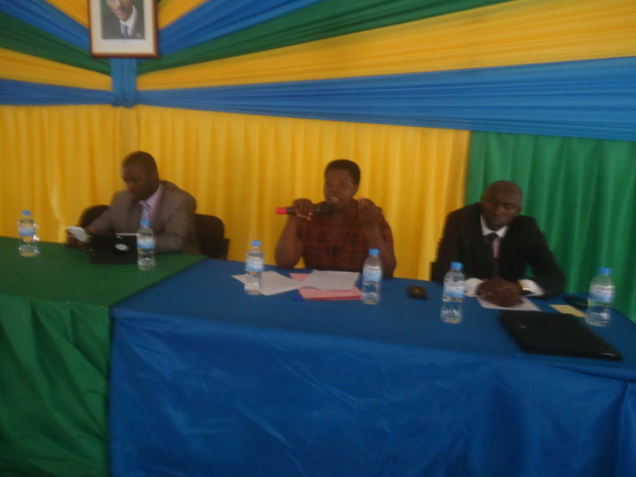 Guverineri Mukandasira avuga ko imibare yatanzwe n'abayobozi b'ibigo by'amashuri irimo gukabya.