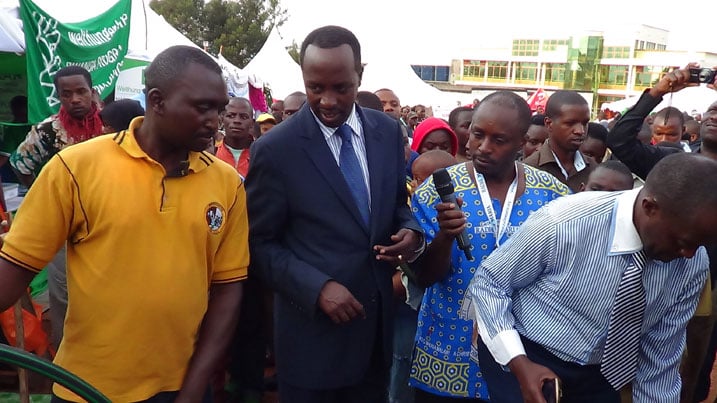 Umuyobozi w'intara y'amajyepfo, Alphonse Munyantwari yasuye ibikorwa bitandukanye by'abafatanyabikorwa mu karere ka Muhanga.